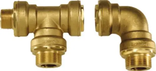 Zwei Messingzubehörteile, bestehend aus einem T-Stück und einem 90-Grad-Bogen, geeignet für Warmwasserinstallationen, gefertigt von Bosch.